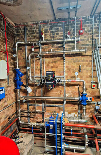 https://plumberinmelville.com.au/uploads/2025/06/commercial-plumbing-923198.jpg